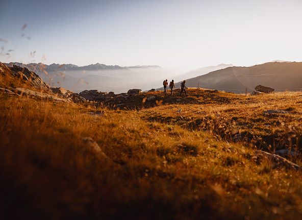 Erholsamer Urlaub in Tirol im Herbst mit Wiesen, Bergen und Wanderungen