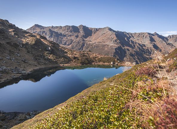 kraftort-moelssee-im-herbst-hall-wattens