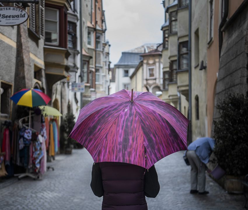 regenschirm-haller-altstadt-einkaufen