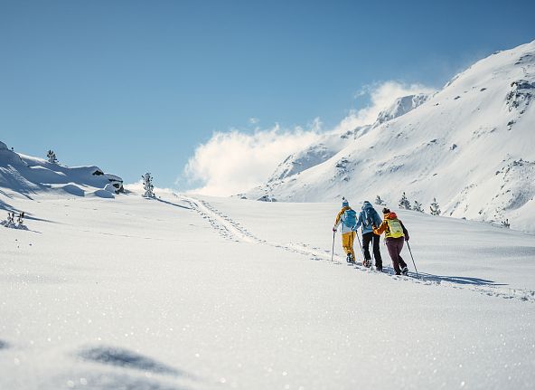schneeschuhwandern-berge-hall-wattens