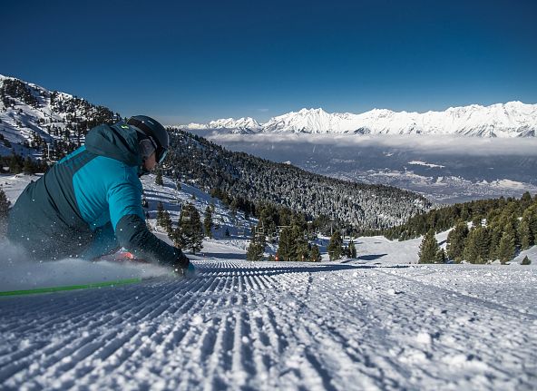 Aktiver Urlaub in Tirol im Winter in den Bergen beim Skifahren oder Winterurlaub