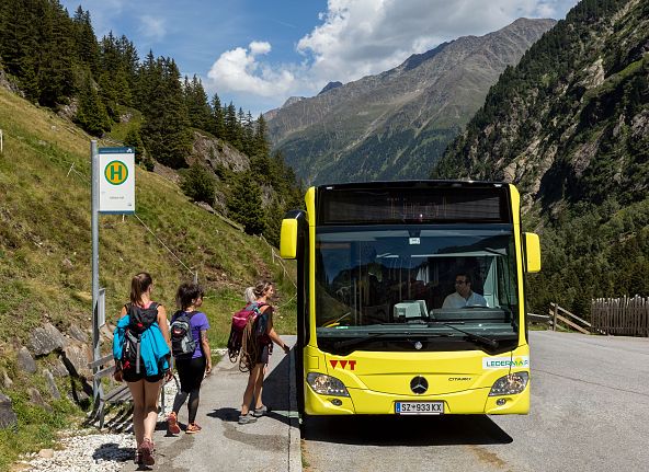 wandern-oeffentliche-verkehrsmittel-bus-stubaital-grawawasserfall-bushaltestelle-tirol-werbung-pupeter-robert-neustift-im-stubaital-3