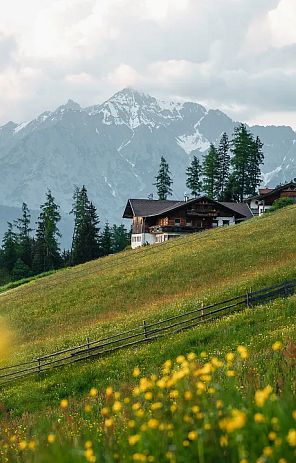 Entspannter Urlaub in Tirol im Frühling mit Wiesen, Bergen und Hütten