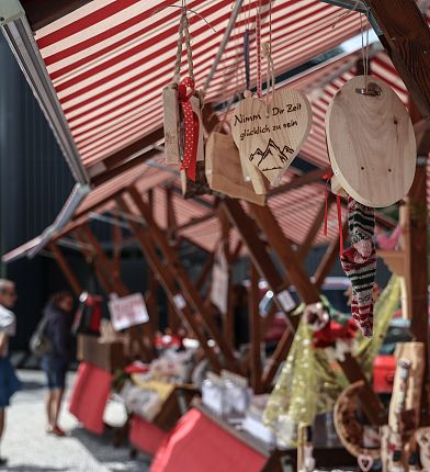 zirbenstand-am-zirbenmarkt-hall-wattens