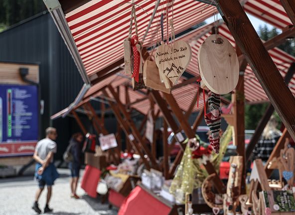 zirbenstand-am-zirbenmarkt-hall-wattens