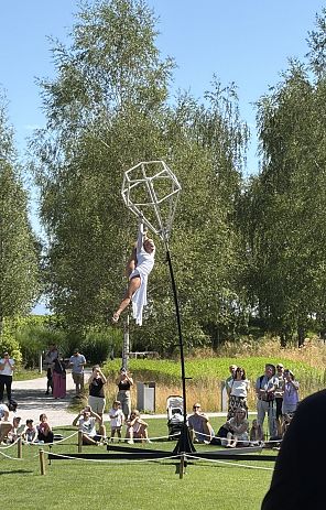 zirkusfestival-bonjour-paris-swarovski-kristallwelten-hall-wattens