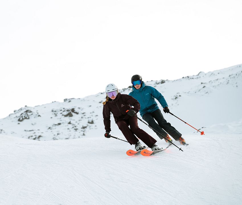 zwei-skifahrer-glungezer-skigebiet-klein